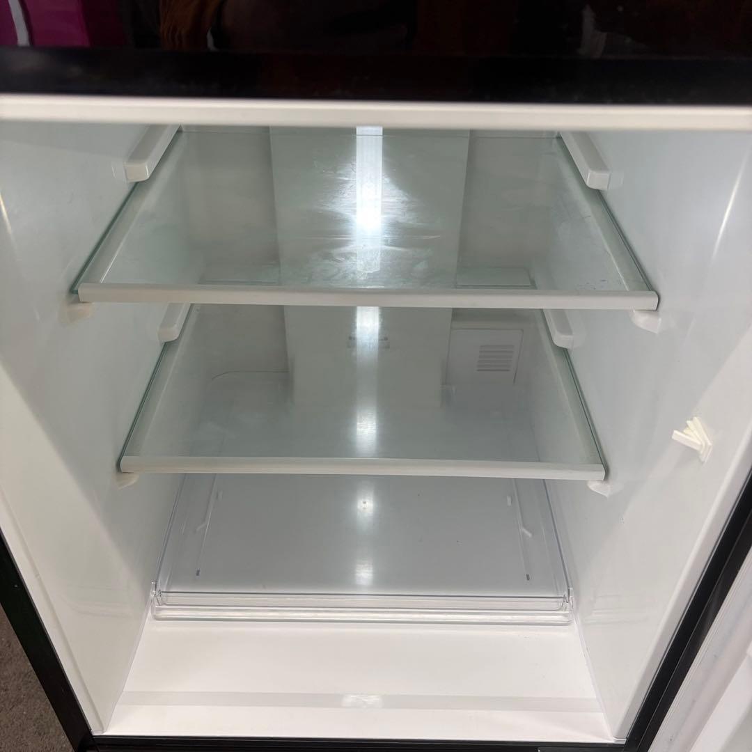 977　レトロ　冷蔵庫　黒　人気　一人暮らし　綺麗　中古　設置無料　安い‼️