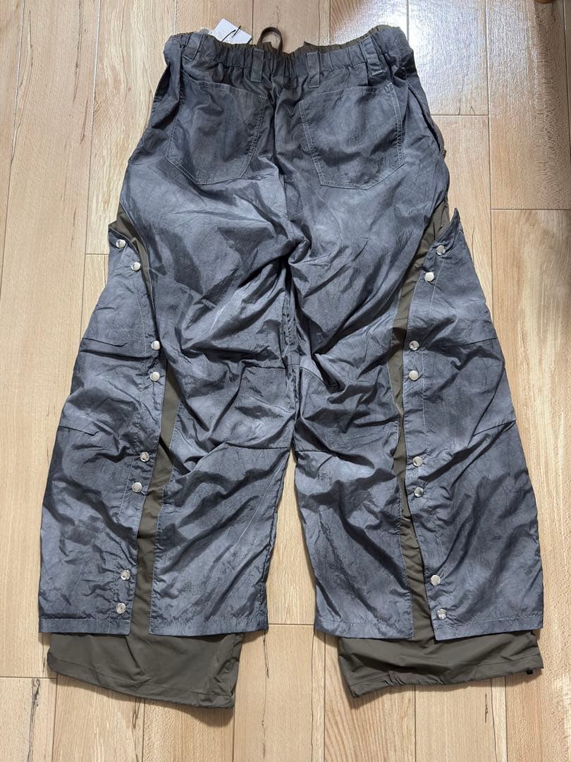 【GRANCY】 ボタンレイヤードデザインナイロンパンツ Sサイズ グレー