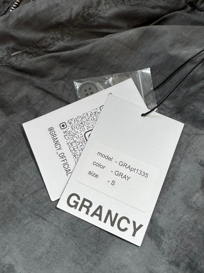 【GRANCY】 ボタンレイヤードデザインナイロンパンツ Sサイズ グレー