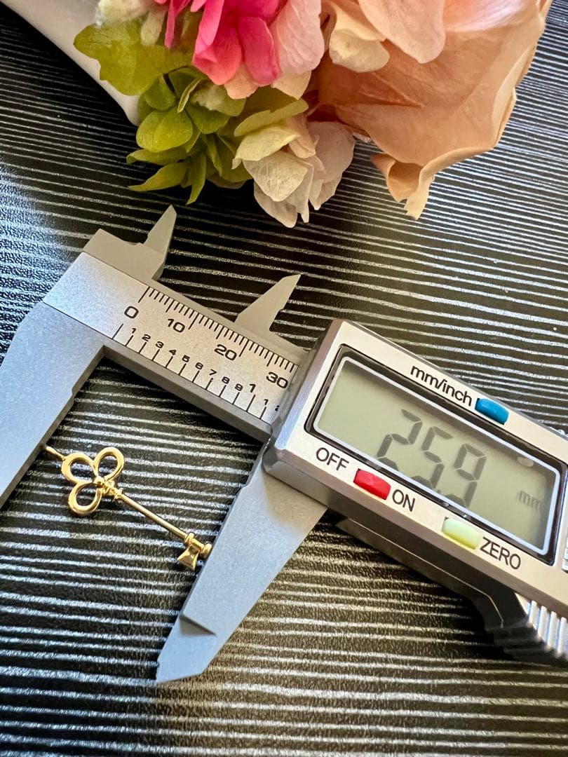 【値下げ】18金花モチーフの金色鍵チャームペンダントタップセール❣️