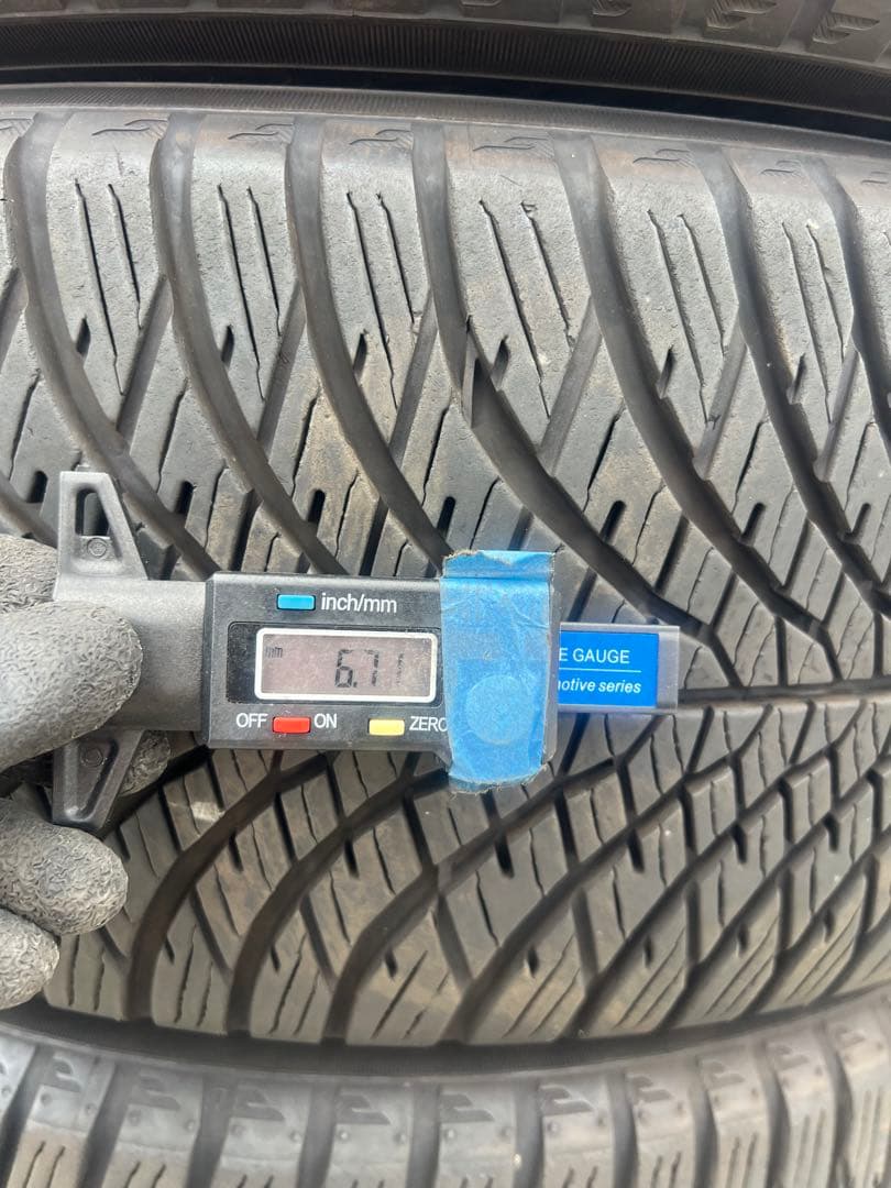 ヨコハマ　ブルーアース　4S aw21 215/60r17 24年製　バリ山