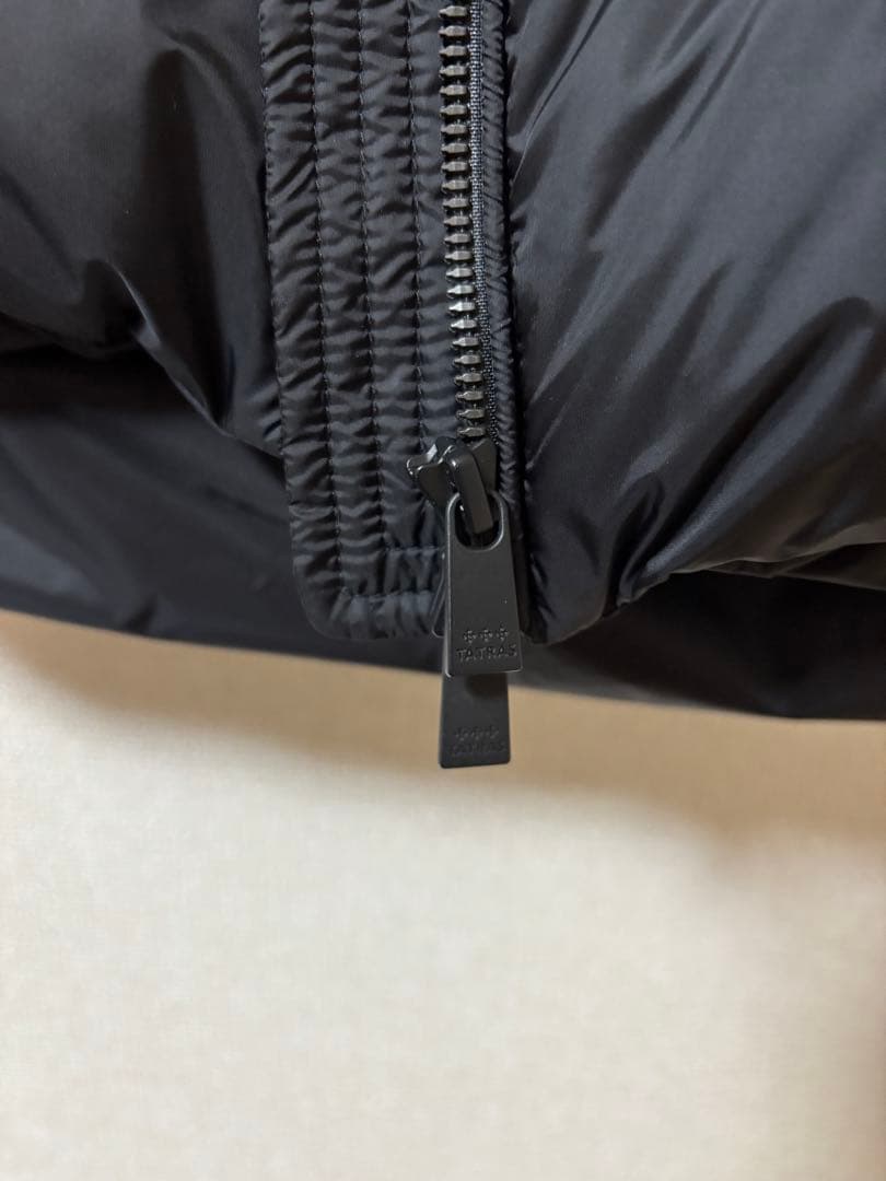 TATRAS ブラック ダウンベスト フード付き