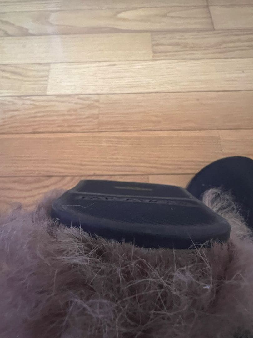 Gucci アングリーキャット ファー サンダル