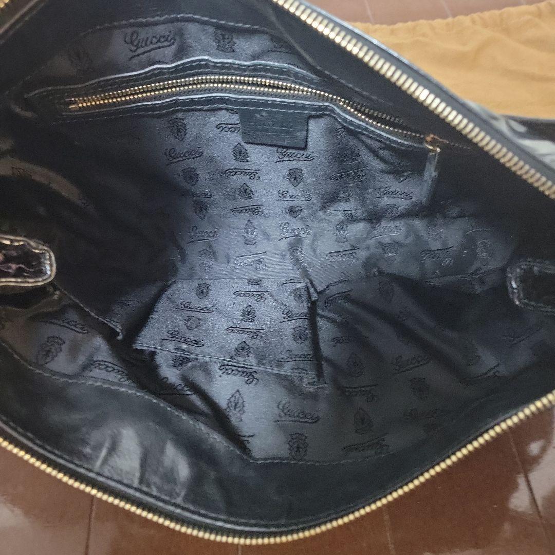 グッチ　大きめクラッチバッグ　黒エナメル