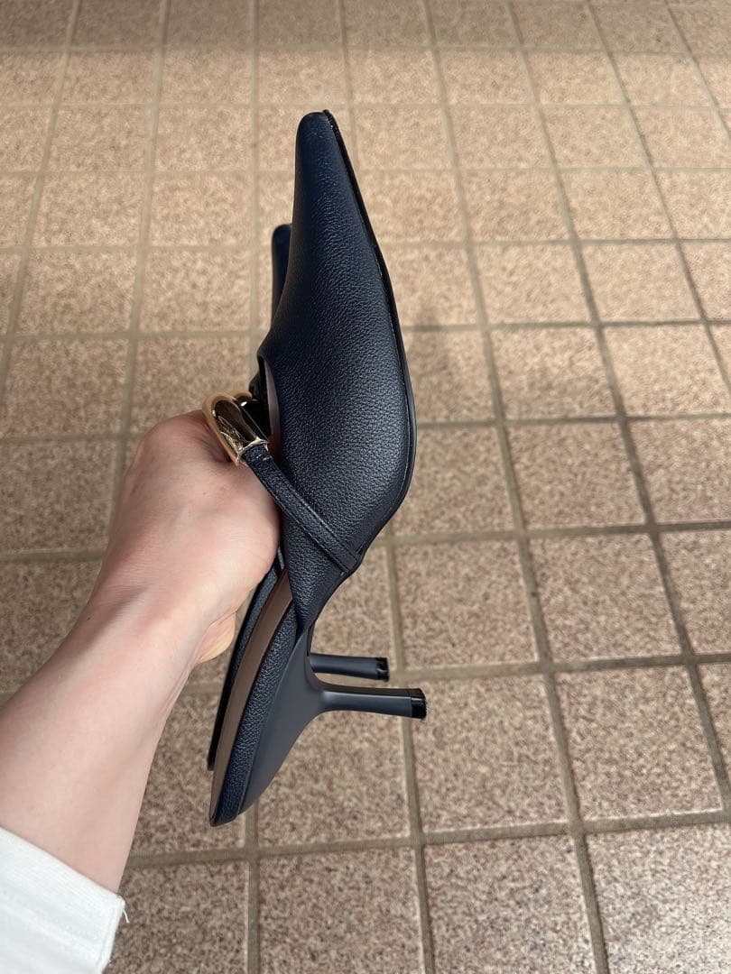 aimeine ゴールドモチーフポインテッドトゥ ミュール