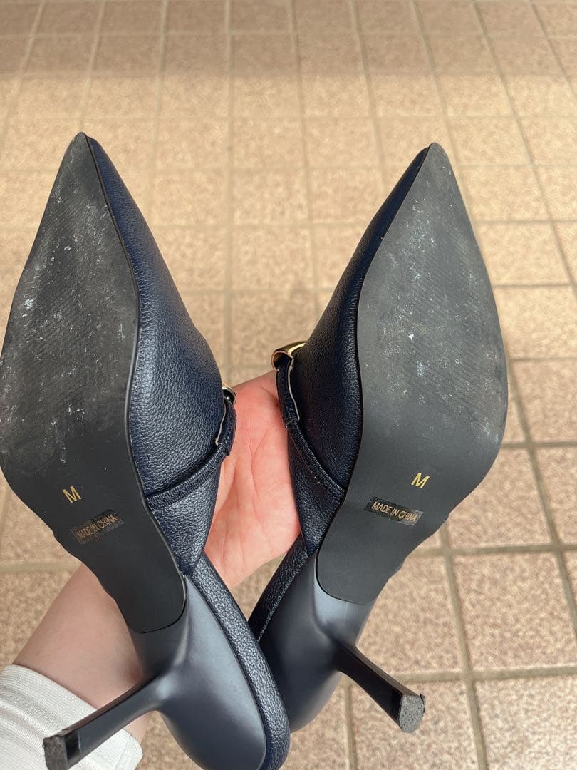 aimeine ゴールドモチーフポインテッドトゥ ミュール