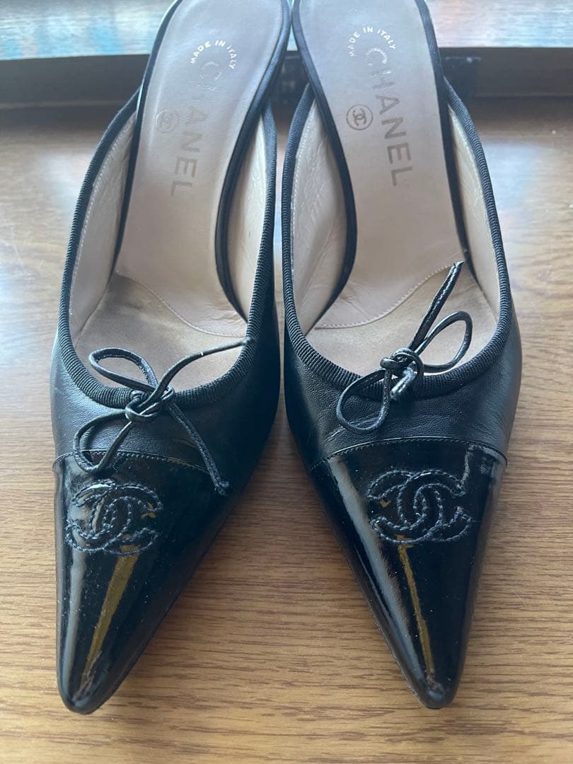 CHANEL ブラック ポインテッドトゥミュール 38.5C