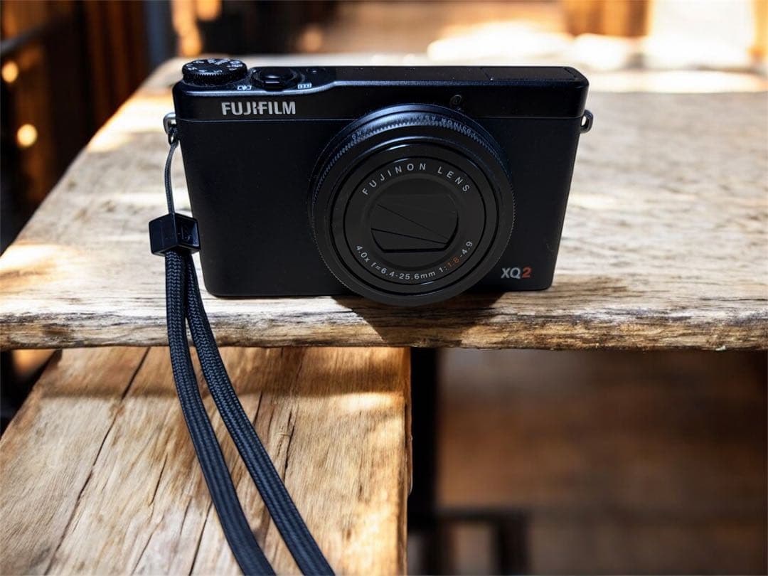 富士フィルムXQ2 コンパクトデジタルカメラ 美品　充電器有り　説明書無し