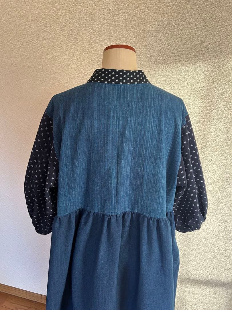 雪ん子絣と薄藍のロングワンピース ブローチ付き　着物リメイクワンピース