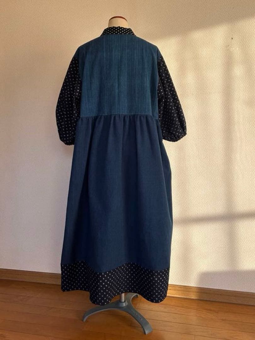 雪ん子絣と薄藍のロングワンピース ブローチ付き　着物リメイクワンピース