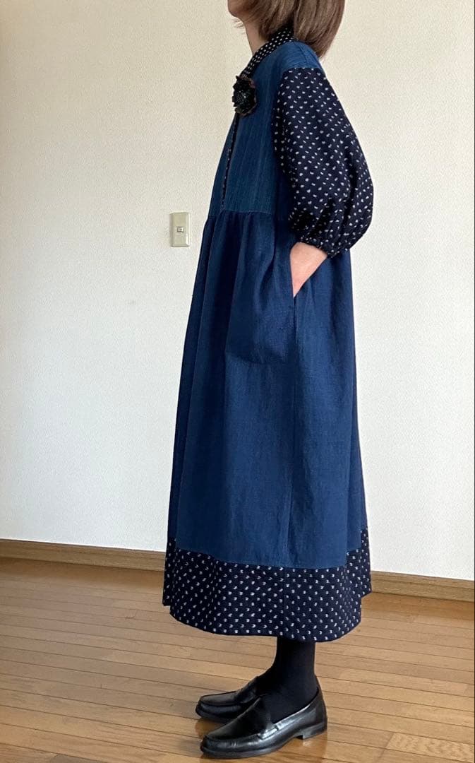 雪ん子絣と薄藍のロングワンピース ブローチ付き　着物リメイクワンピース