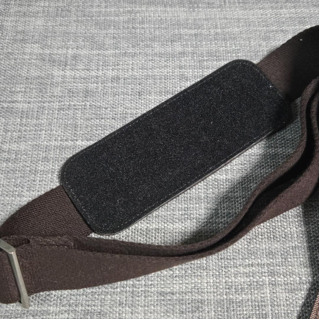 BURBERRY エンボスロゴ入り レザー×ファブリック ショルダーストラップ