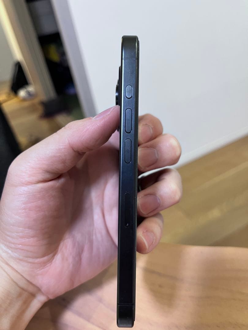 【美品】iPhone 15pro 256GBブラックチタニウムSIMフリー