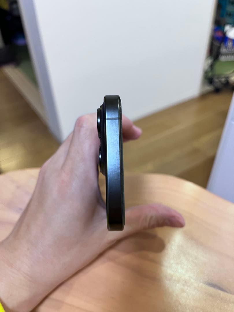 【美品】iPhone 15pro 256GBブラックチタニウムSIMフリー