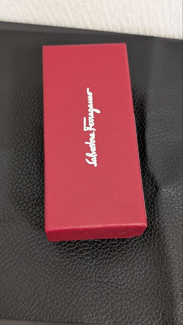 未使用　フェラガモ　バレッタ　ゴールド×ブラック