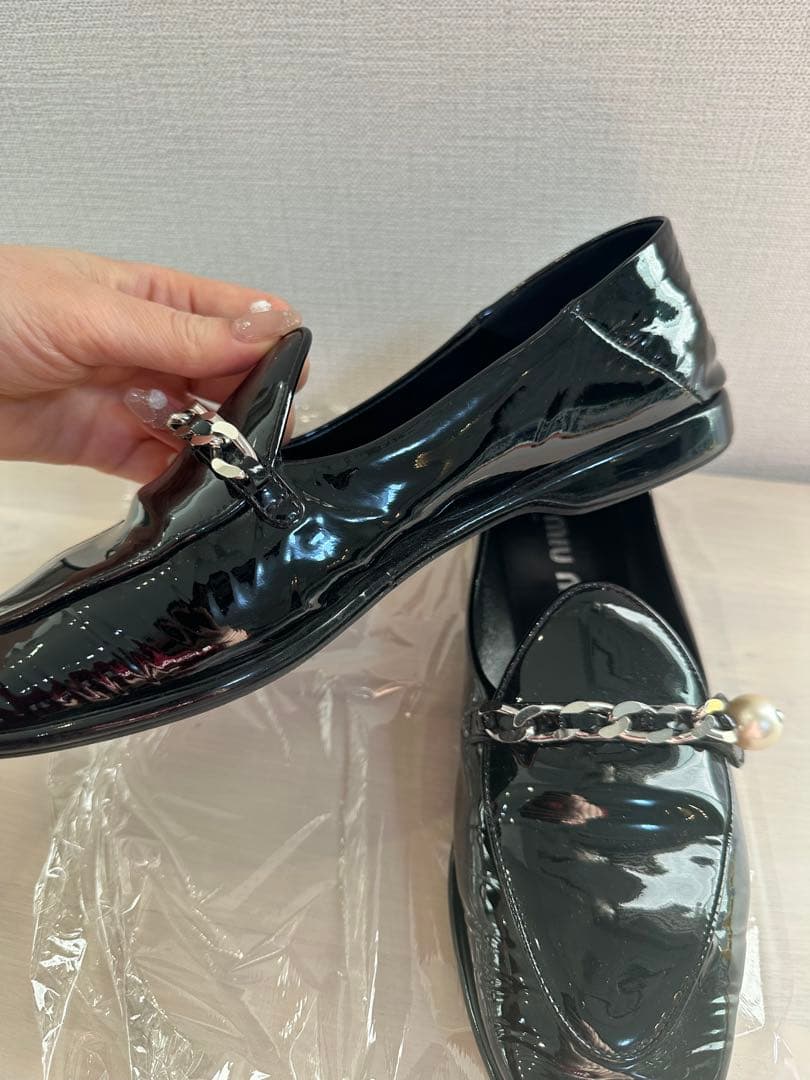 miu miu パール付きローファー