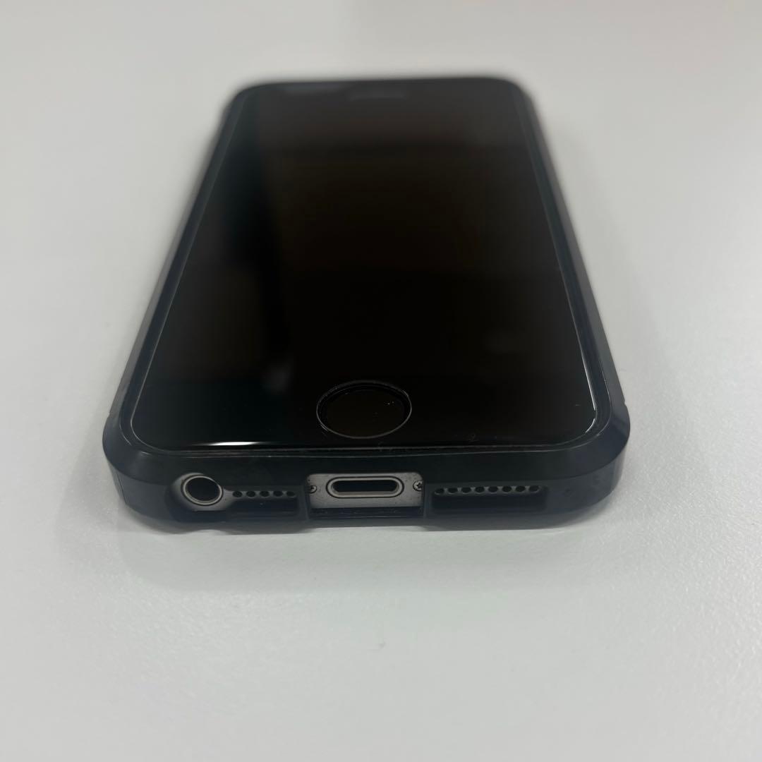 Apple iPhone SE シルバー 本体 Spigenケース、付属品付き