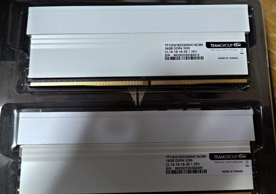 メモリー TEAM T-FORCE XTREEM ARGB WHITE DDR4-32GB