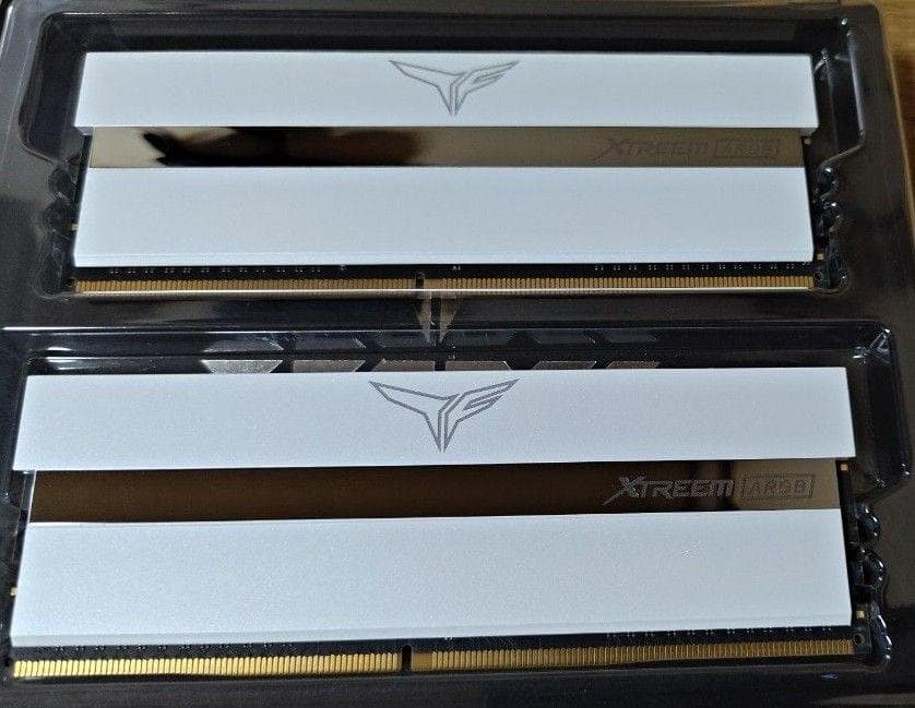 メモリー TEAM T-FORCE XTREEM ARGB WHITE DDR4-32GB