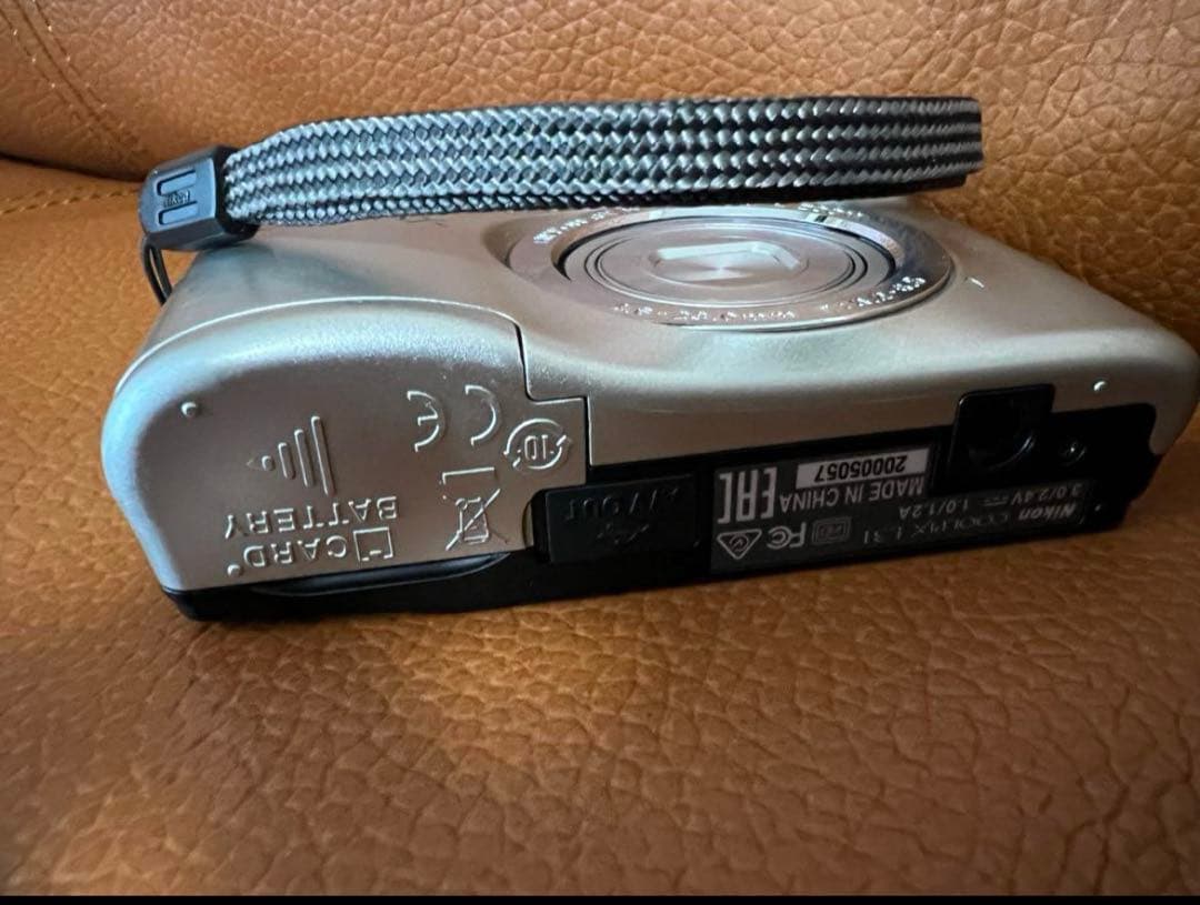 ほ*様 【美品】ニコン Nikon COOLPIX A10 シルバー 単３電池