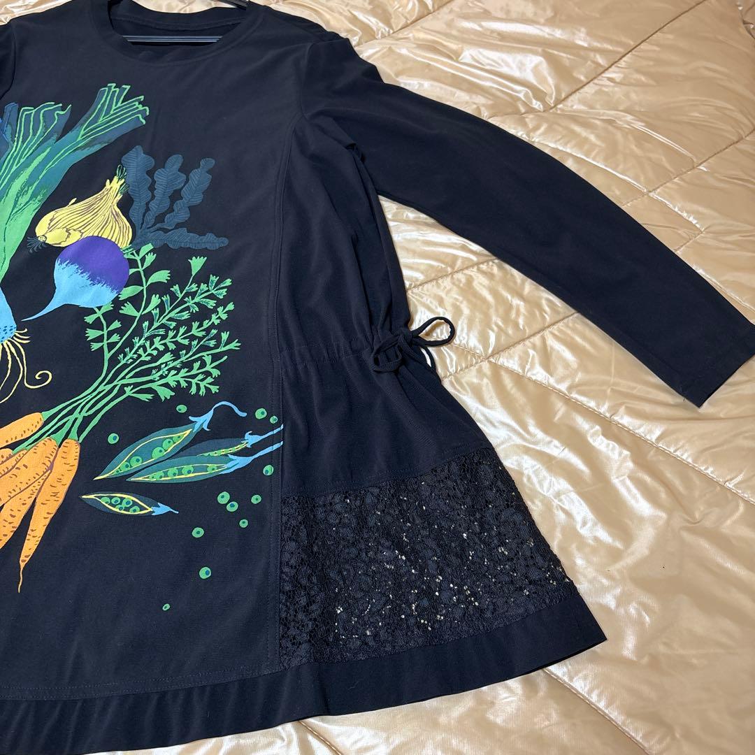 【美品】✨トクコプルミエヴォル✨黒地に野菜の柄で両脇の裾レースのチュニック❣️
