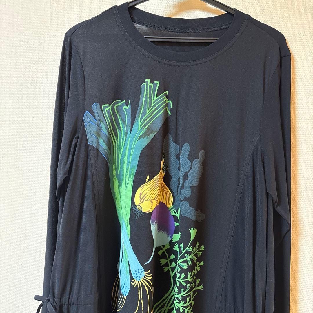 【美品】✨トクコプルミエヴォル✨黒地に野菜の柄で両脇の裾レースのチュニック❣️