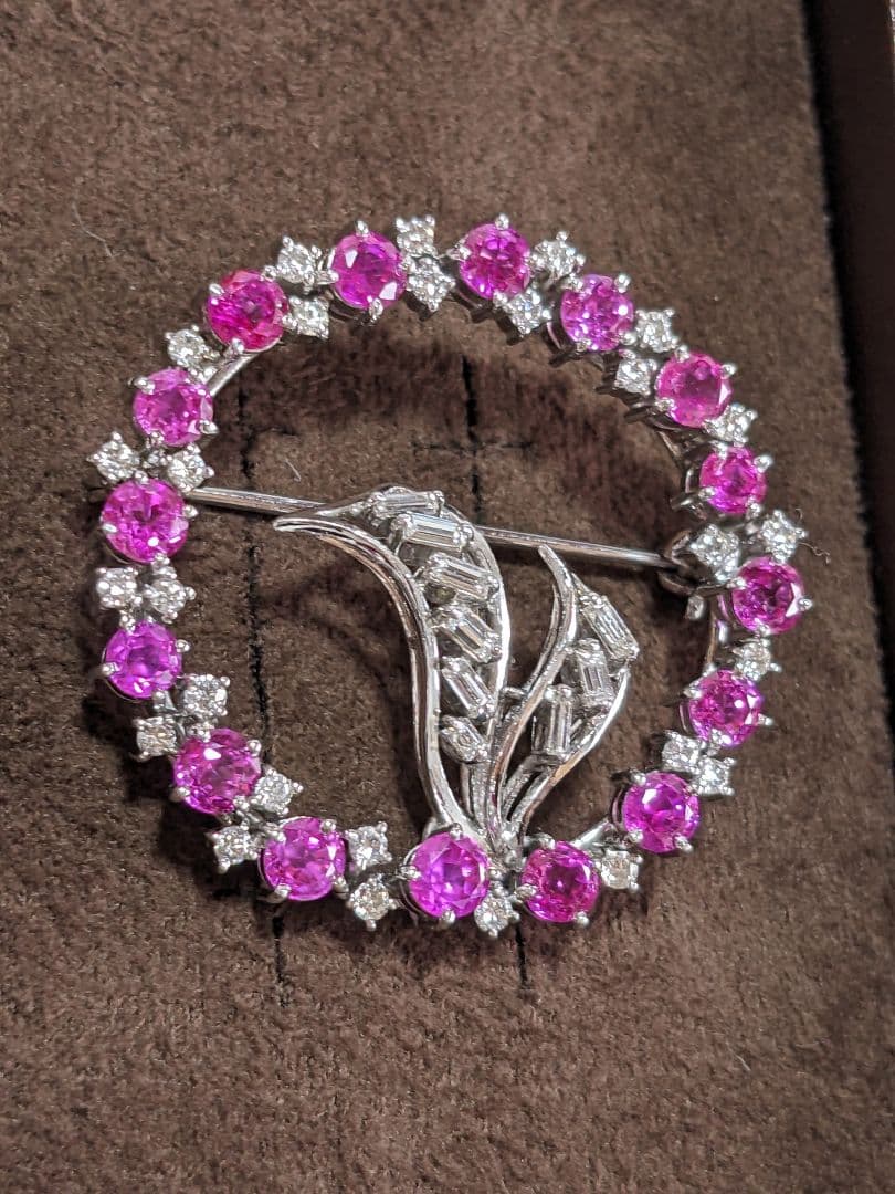 ダイヤモンドとルビー　ラウンドシェイプブローチ　プラチナ　pt900