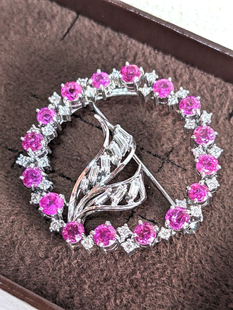 ダイヤモンドとルビー　ラウンドシェイプブローチ　プラチナ　pt900