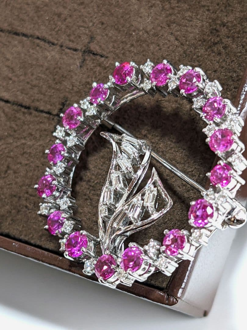 ダイヤモンドとルビー　ラウンドシェイプブローチ　プラチナ　pt900