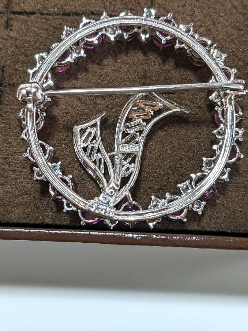 ダイヤモンドとルビー　ラウンドシェイプブローチ　プラチナ　pt900