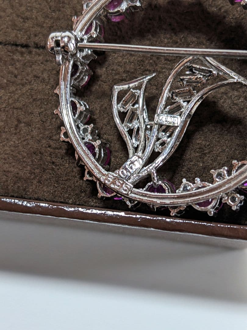 ダイヤモンドとルビー　ラウンドシェイプブローチ　プラチナ　pt900