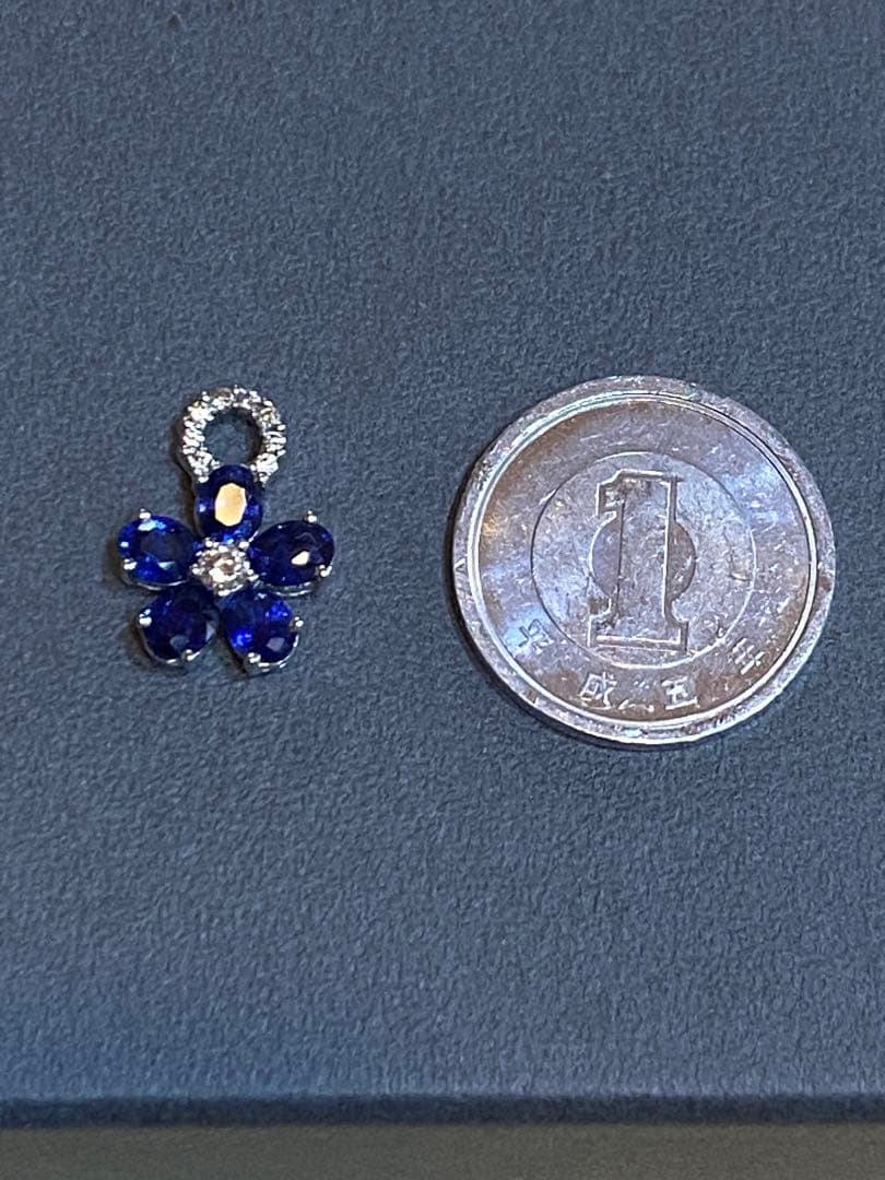 K18ホワイトゴールド ダイヤサファイア チャーム