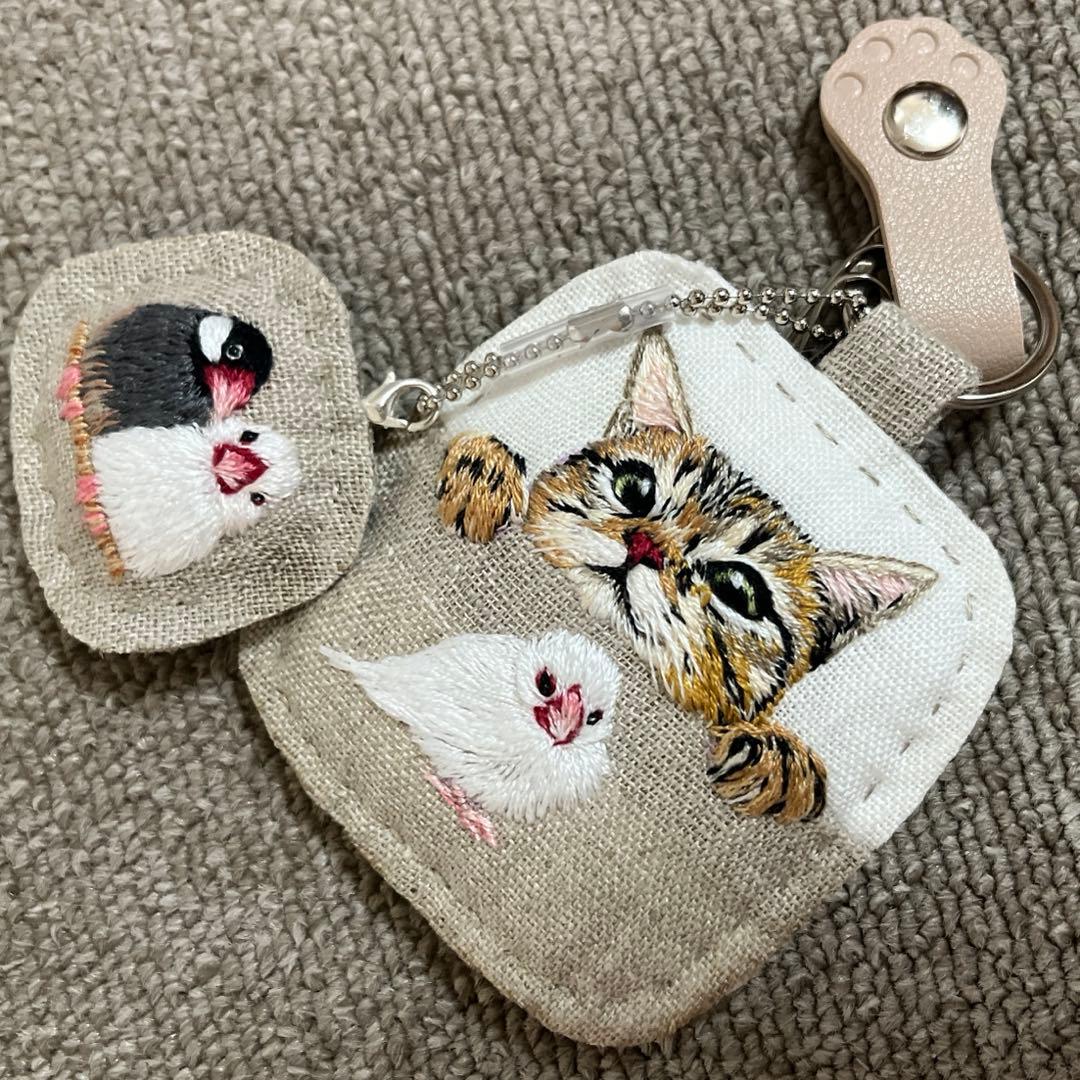 ゆ*い様 ハンドメイド刺繍キーホルダー　白文鳥と茶トラさん