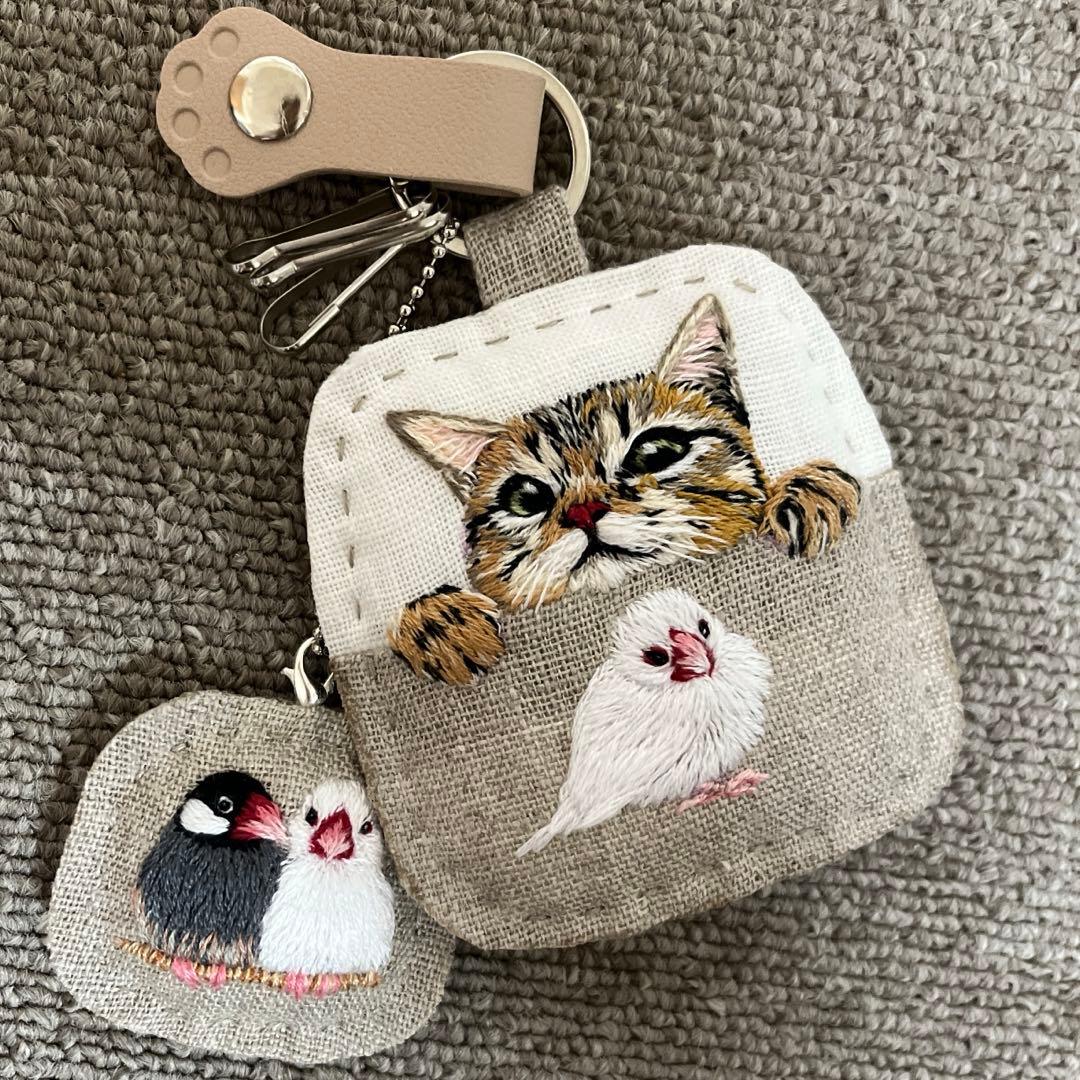 ゆ*い様 ハンドメイド刺繍キーホルダー　白文鳥と茶トラさん