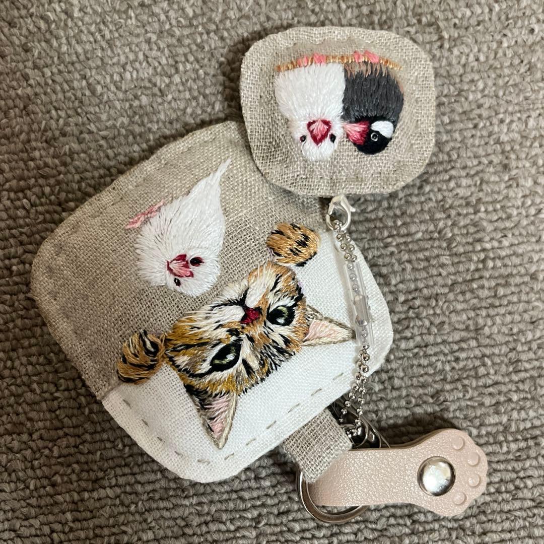 ゆ*い様 ハンドメイド刺繍キーホルダー　白文鳥と茶トラさん
