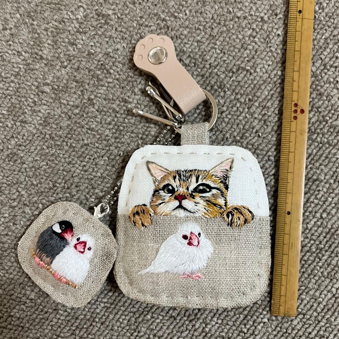 ゆ*い様 ハンドメイド刺繍キーホルダー　白文鳥と茶トラさん