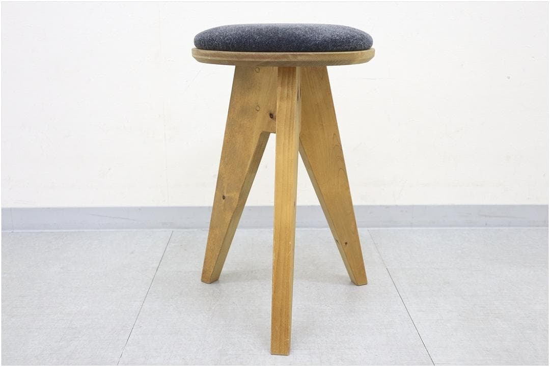 1 NEALD ニールド スツール 1脚 パイン無垢材 木製 チェア 丸椅子