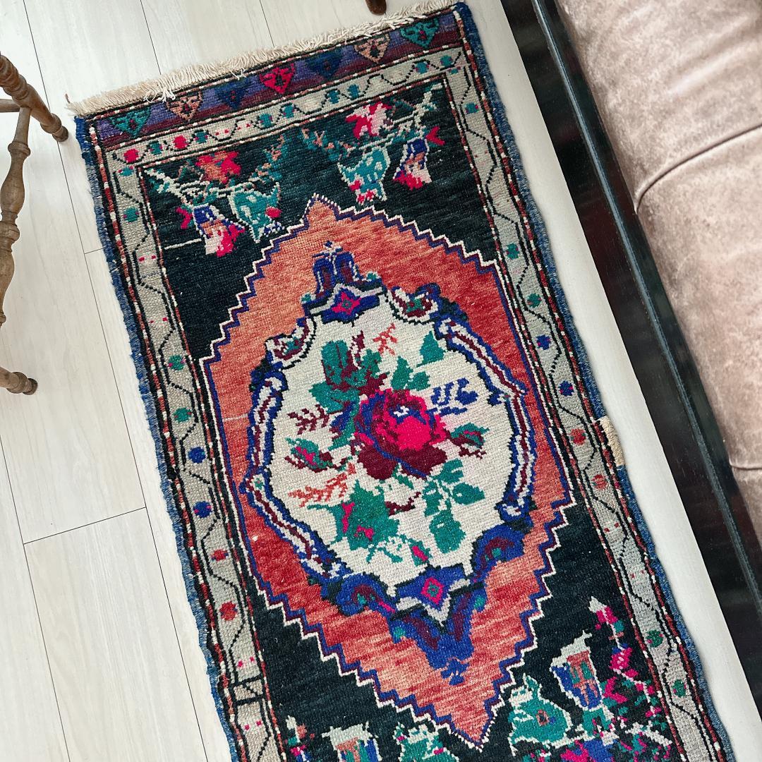 トルコ ヴィンテージラグ A48人気柄 レア マゼンタピンク グリーン ネイビー