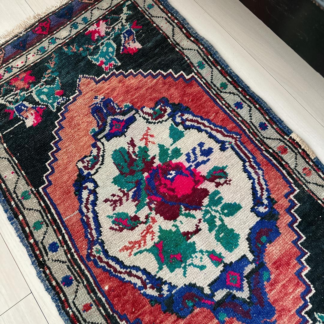 トルコ ヴィンテージラグ A48人気柄 レア マゼンタピンク グリーン ネイビー