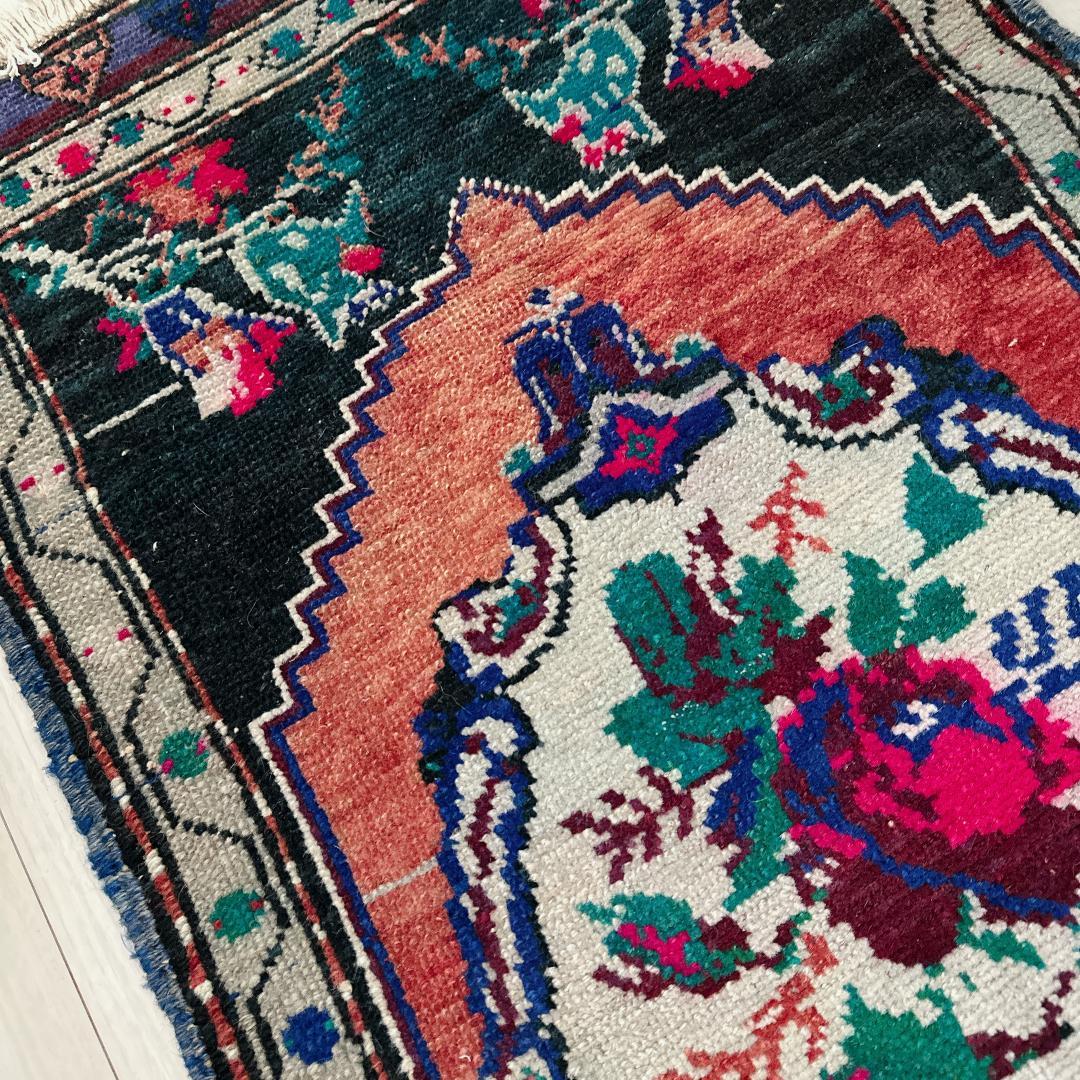 トルコ ヴィンテージラグ A48人気柄 レア マゼンタピンク グリーン ネイビー