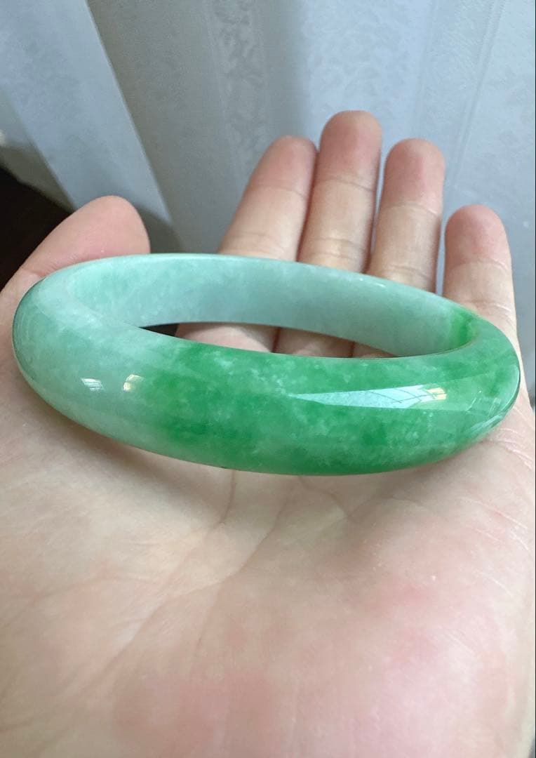 翡翠バングル グリーンのグラデーション