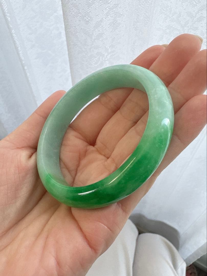 翡翠バングル グリーンのグラデーション