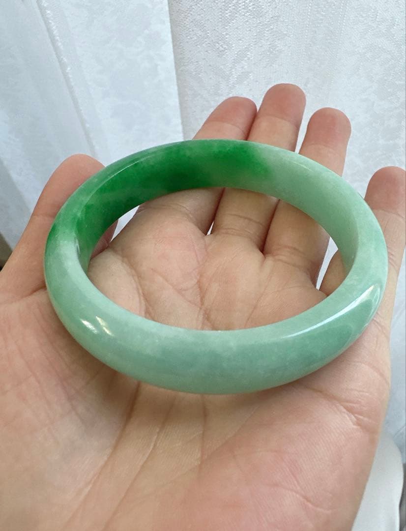 翡翠バングル グリーンのグラデーション
