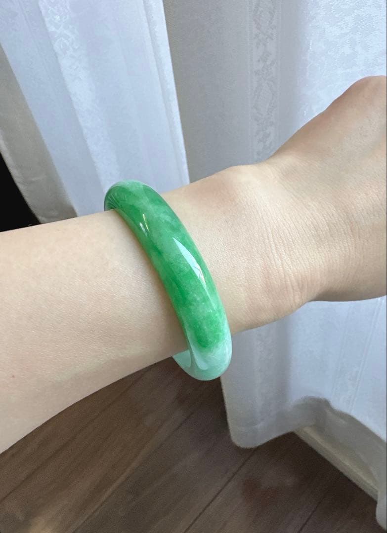 翡翠バングル グリーンのグラデーション