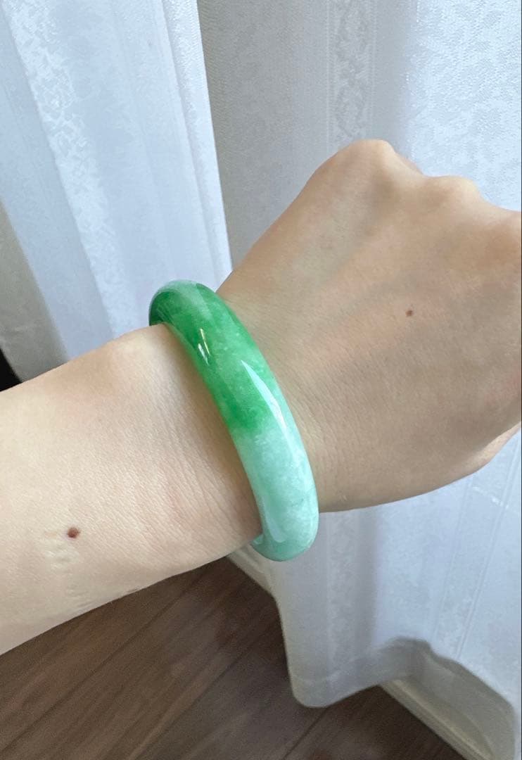 翡翠バングル グリーンのグラデーション