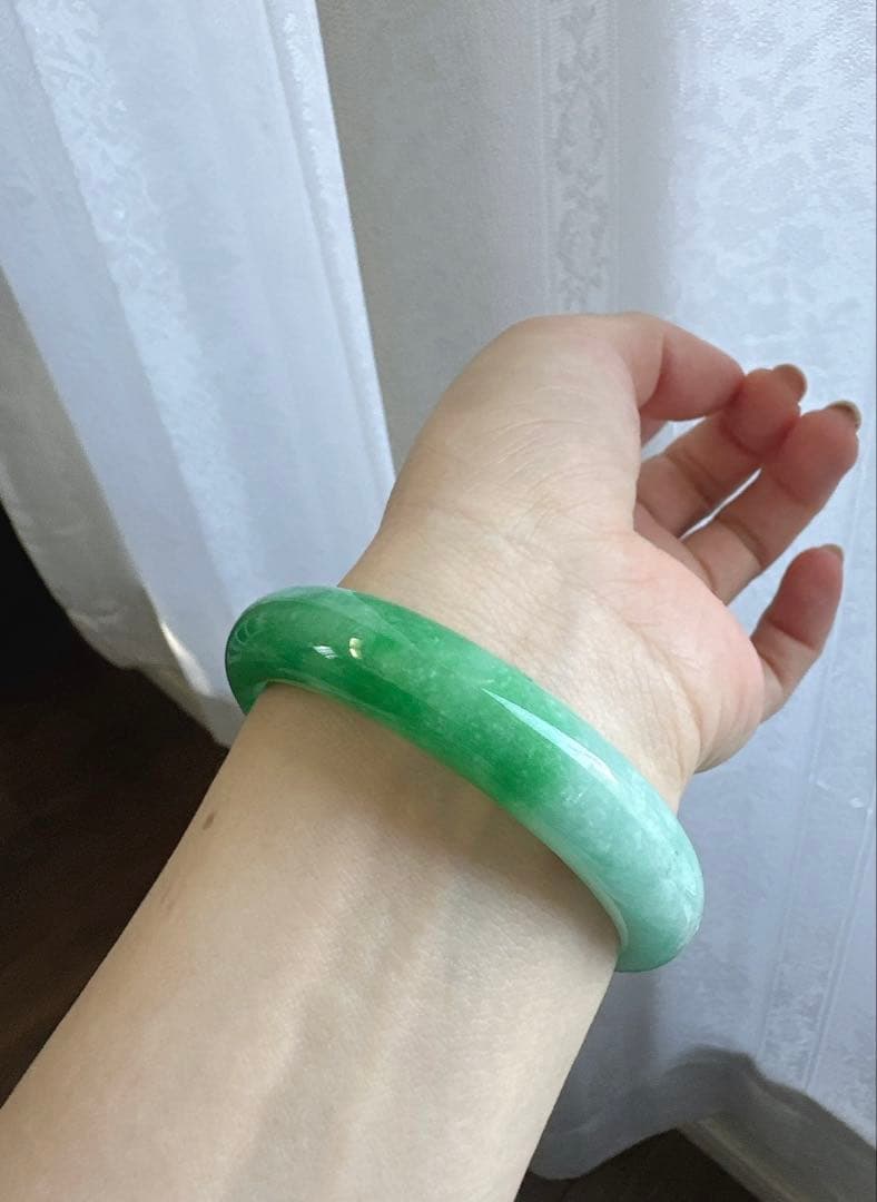 翡翠バングル グリーンのグラデーション