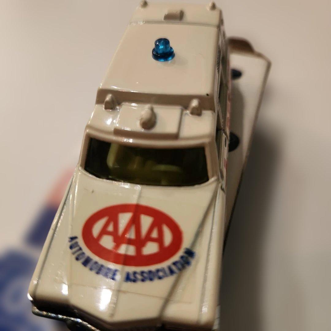 トミカ青箱　F60 キャデラック救急車