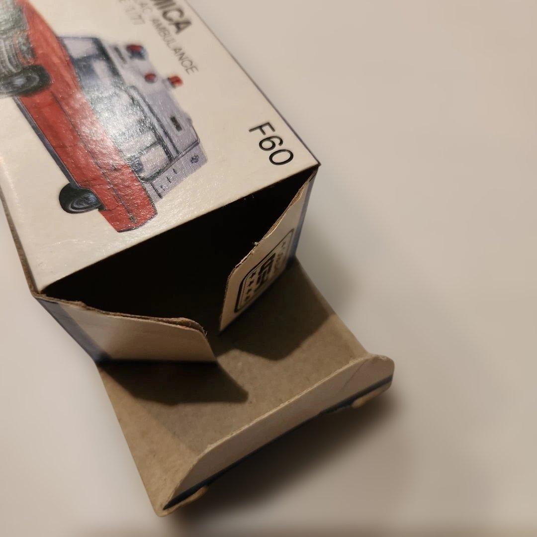 トミカ青箱　F60 キャデラック救急車