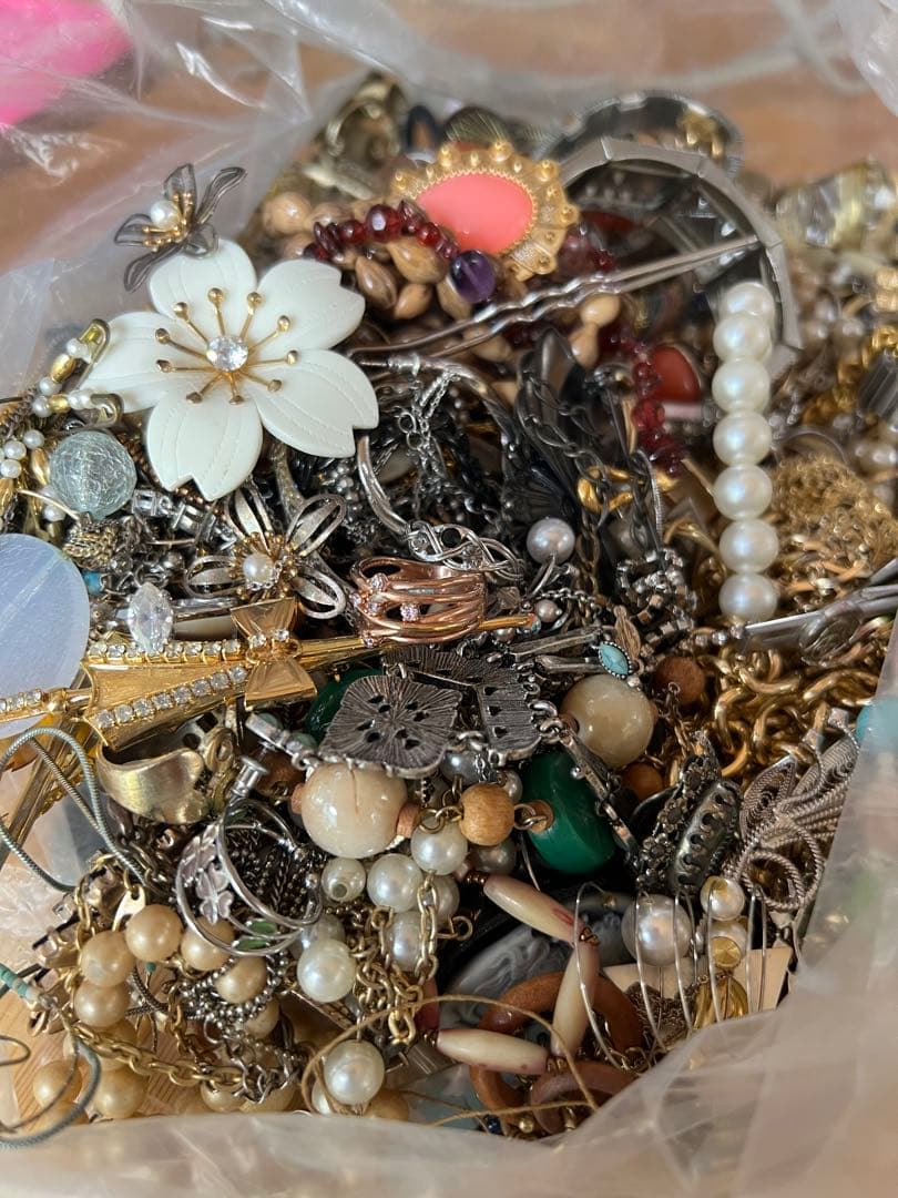 アクセサリー、装飾品まとめ売り。2.2kgお得