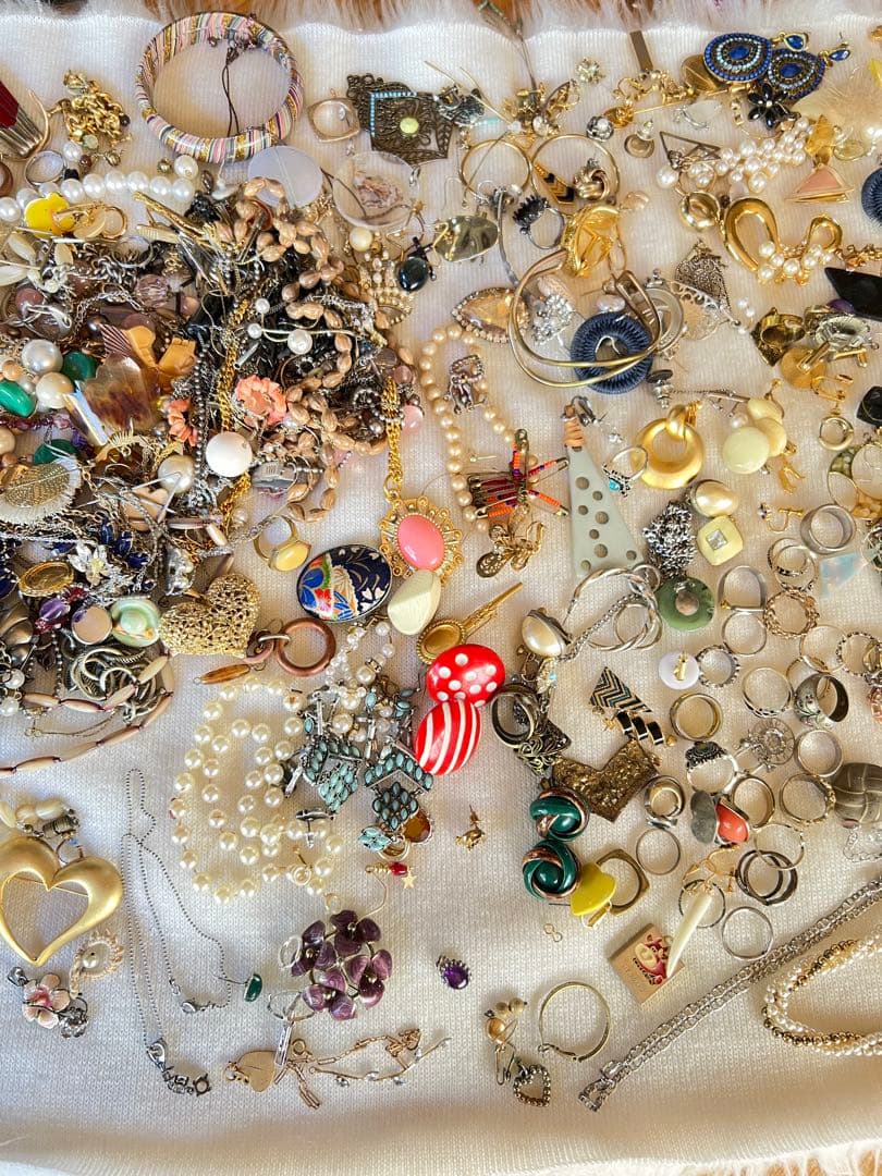 アクセサリー、装飾品まとめ売り。2.2kgお得